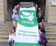 Oberbürgermeister Dr. Hoffmann bekommt die Friedensflagge