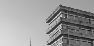 Stilmischmasch im Stadtzentrum: Neugotik des 19. Jahrhunderts, gekachelte Zweckbauten und bescheidene Großstadt-Moderne auf engstem Raum