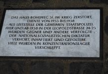 Eine Gedenkplatte vor der ehemaligen Gestapo-Leitstelle