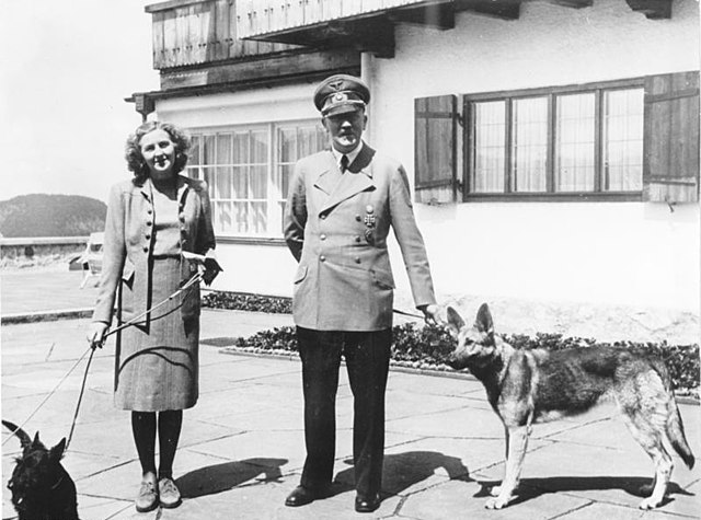640px-Bundesarchiv_B_145_Bild-F051673-0059,_Adolf_Hitler_und_Eva_Braun_auf_dem_Berghof