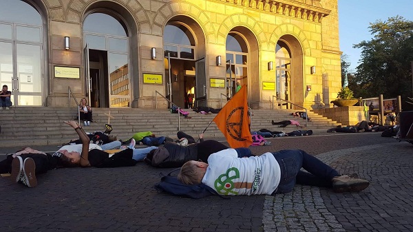 2019-09-21_DieIn_EFAMTKOXoAA5Flg