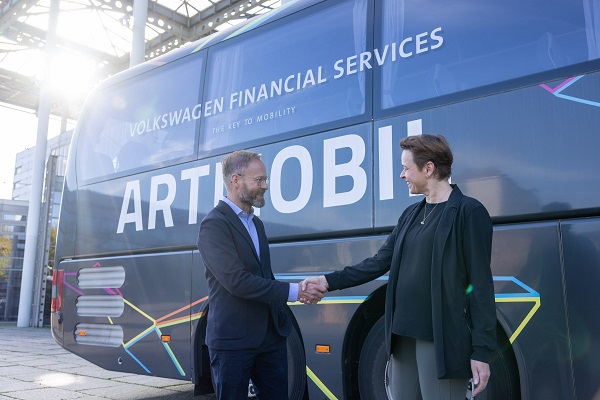 Die 20-jaehrige Partnerschaftwirdum2Jahreverlaengert.Dr.AlexandraBaum-CeisigundDr.AndreasBeitinvordemARTMOBIL_221012_KMW_by_Kruszewski