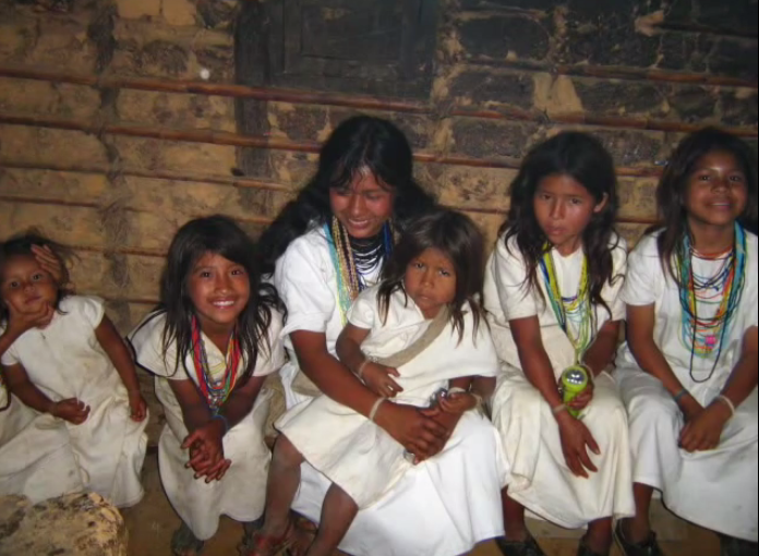Die indigenen Völker, wie hier die Arhuacos in der Sierra Nevada de Sant Martha, schützen ihre umgebund durch ihren nachhaltigen Lebensstil. Im Abkommen werden daher auch die Indigenen geschützt. Hier Arhuacofamilie. Foto: Uwe Meier