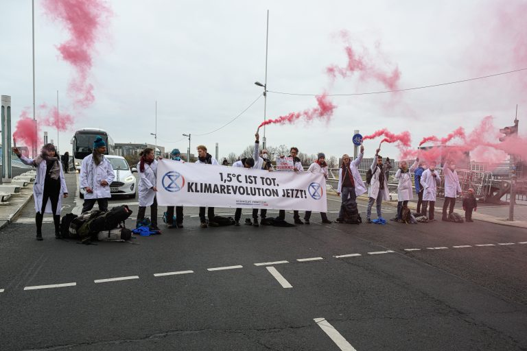 Erster Professor wegen Klimaprotest heute vor Gericht