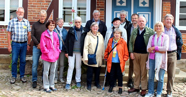 Gruppenfoto vor Museum, 5.7. 23