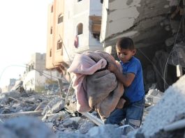 Gaza: Kind in Trümmerlandschaft
