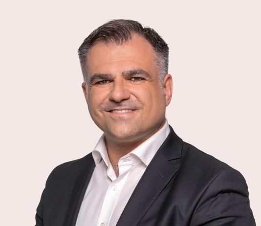 Mit Pizza und Ouzo: Dr. Pantazis lockt die Bürger zum „Dialog“