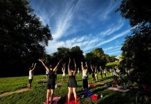 Matte ausrollen, Alltag ausblenden – Yoga unter Okerhimmel und Abendsonne