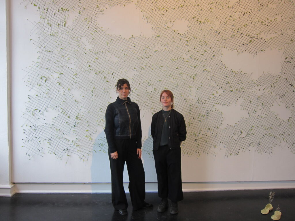 Künstlerin Lucila Pacheco Dehne mit Carolin Knüpper, Geschäftsführerin des Kunstvereins Wolfenbüttel (Foto M. Brandes ) 